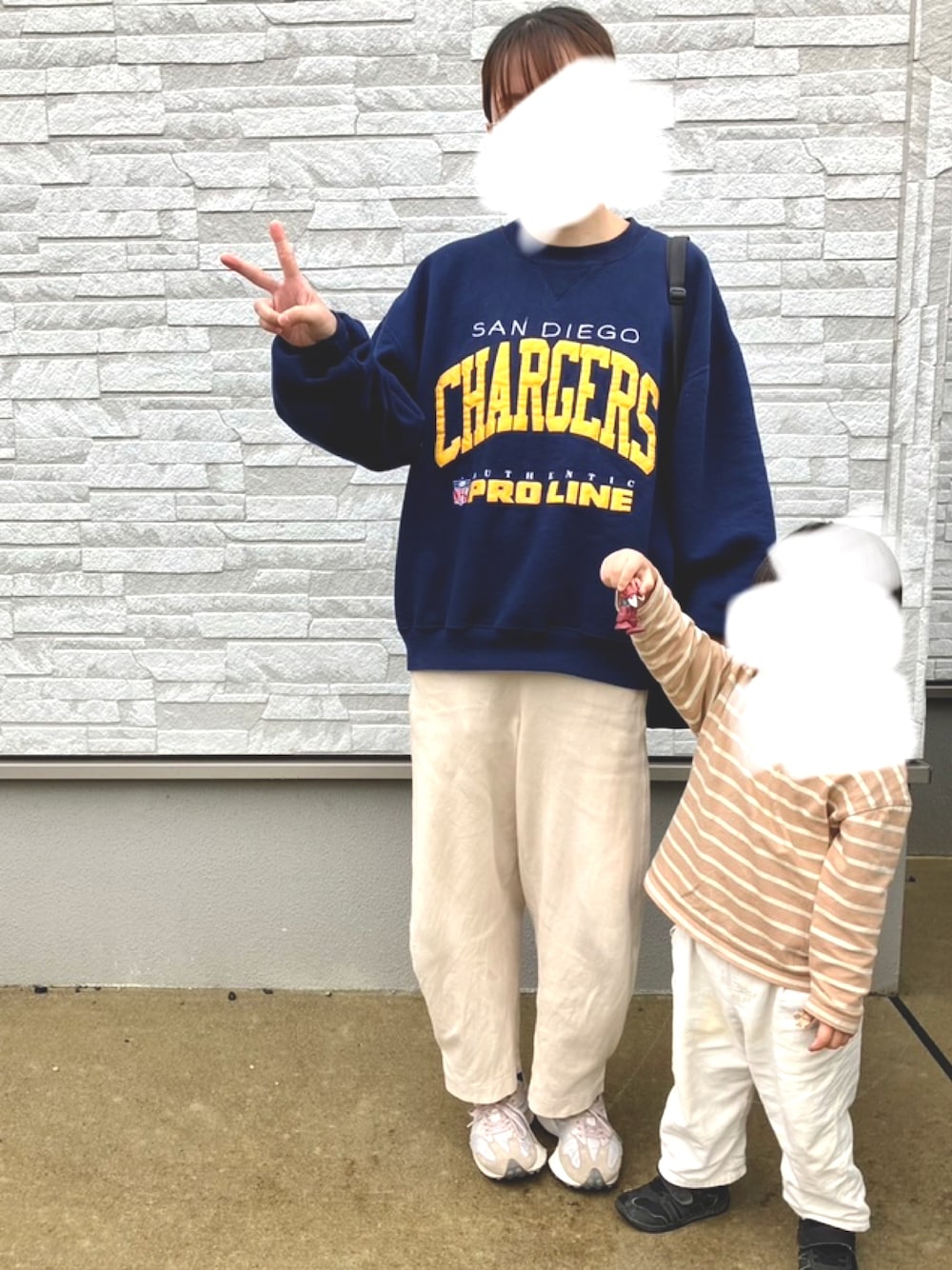「白パンツ×白スニーカー、白パンツコーデ、今日のコーデ、古着MIX」｜「Russell Athleticのアイテム（トップス、ブルー系）」を使った、magumiさん（レディース・162cm）の秋コーディネートの1枚目の写真