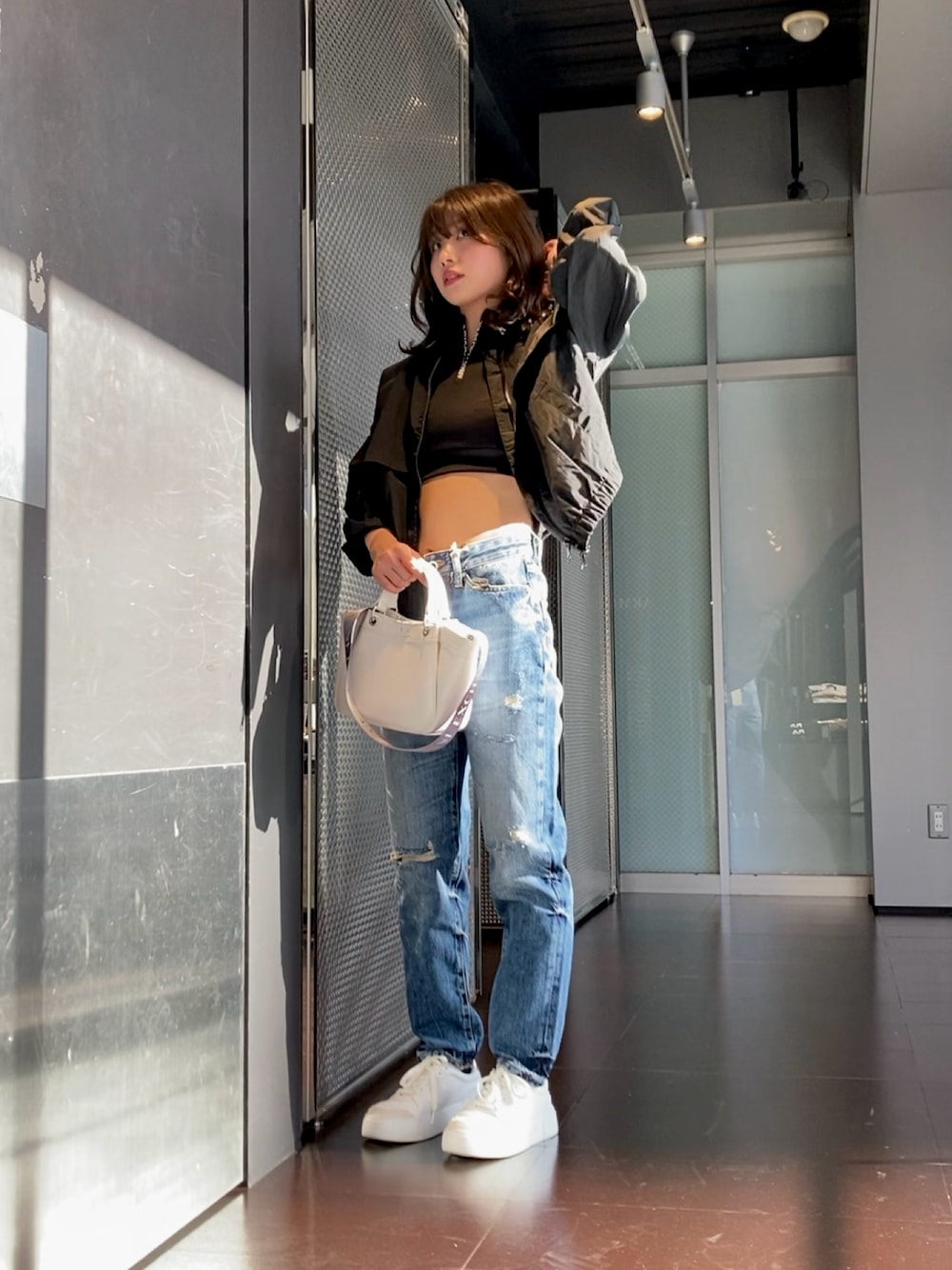 「春服コーデ、ブルゾン、ダメージデニムパンツ、ボーイフレンドデニム、ボーイッシュ、ハンドバッグ、モノトーン、ブラック、MA-1、ストリート、ストリートカジュアル、AXchanger、白スニーカー、ワイドデニム、ナイロンジャケット」｜「ARMANI EXCHANGEの【A|X アルマーニ エクスチェンジ】AXロゴ　ナイロンブルゾン（EC限定カラー含）（ブルゾン、ブラック系）」を使った、Hana.coさん（レディース・158cm）の春コーディネートの1枚目の写真