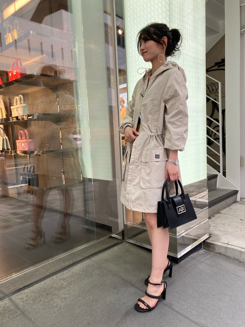 「春めき満開コーデ、淡色コーデ、ワンピース、春色、トレンチコート、ショートパンツ、デートコーデ、お出かけコーデ、オケージョン、ミニスカート、トートバッグ、シンプルスタイル、おでかけコーデ、サンダル、AXchanger」｜「ARMANI EXCHANGEの【A|X アルマーニ エクスチェンジ】＜オンライン限定＞ミニメタルロゴ付き フーデッドロングナイロンジャケット（ナイロンジャケット、ベージュ系）」を使った、Hana.coさん（レディース・158cm）の春コーディネートの1枚目の写真