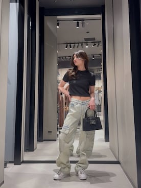 「ARMANI EXCHANGE（アルマーニエクスチェンジ）の【A|X アルマーニ エクスチェンジ】AXメタリックロゴ ヘビーリブジャージークロップドトップス（Tシャツ/カットソー、ブラック系）」を使った、Hana.coさん（レディース・158cm）の春コーディネート