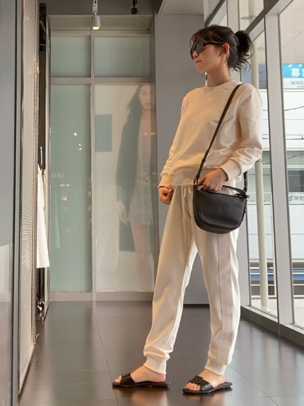 「ショルダーバッグ、春めき満開コーデ、休日スタイル、韓国ファッション、シンプルスタイル、メンズライクコーデ、セットアップ、アルマーニエクスチェンジ、AXchanger、ホワイトコーデ、スウェット」｜「ARMANI EXCHANGEの【A|X アルマーニ エクスチェンジ】＜オンライン限定＞スクエアロゴ フラットサンダル（サンダル、ブラック系）」を使った、Hana.coさん（レディース・158cm）の春コーディネートの1枚目の写真