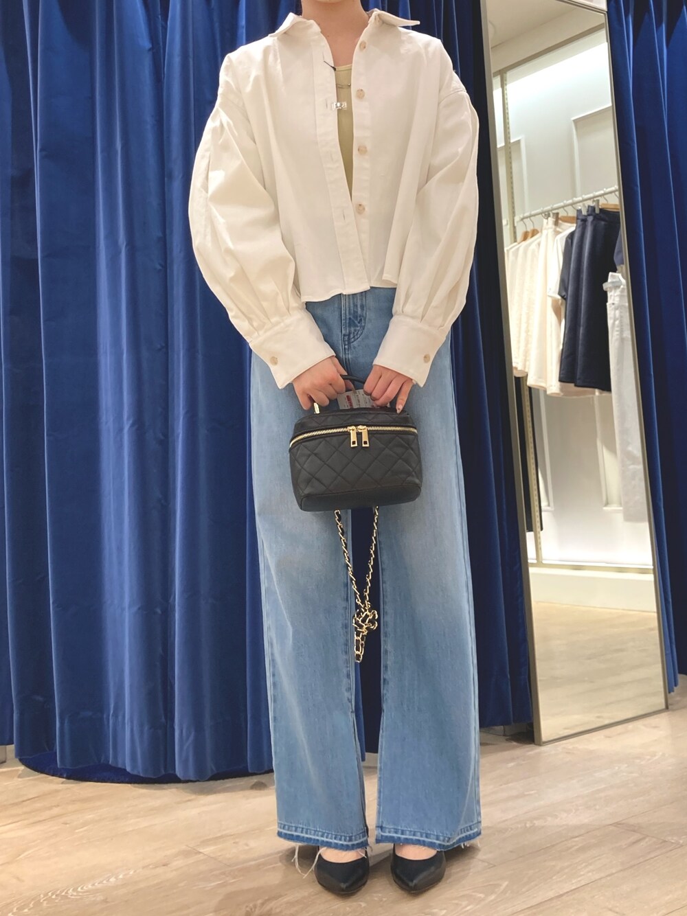 「デニム、カジュアルコーデ、シンプル、パンツスタイル、パンツコーデ、デニムパンツ、デニムジャケット、おしゃれさんと繋がりたい、ホワイトデニム、スリット、ハイウエスト、春コーデ、春、NOLLEY'S、ノーリーズ」｜「Rie Millerのスリットフレアハイウエストデニム（デニムパンツ、ブルー系）」を使った、ayanさん（レディース・160cm）の冬コーディネートの1枚目の写真