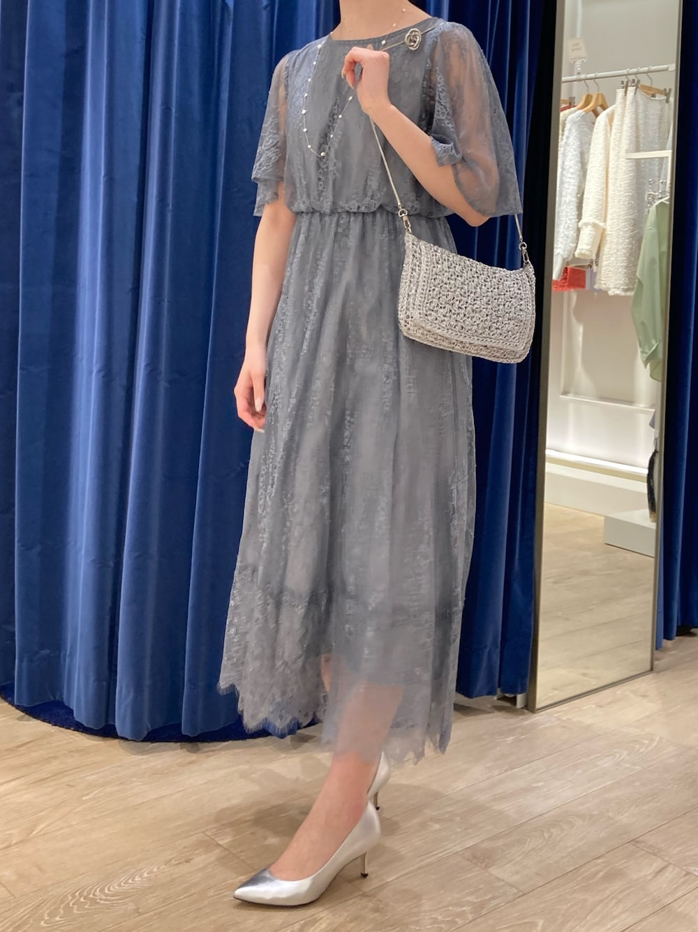 「ドレス、ワンピース、結婚式、結婚式二次会スタイル、結婚式 ワンピース、キレイめ、ドレスシューズ、レース、NOLLEY'S、ショルダーバッグ、シルバー、ワンピーススタイル、きれいめコーディネート、パールネックレス、デートコーデ」｜「NOLLEY’Sのプレーンヒールパンプス（パンプス、シルバー系）」を使った、ayanさん（レディース・160cm）の春コーディネートの1枚目の写真