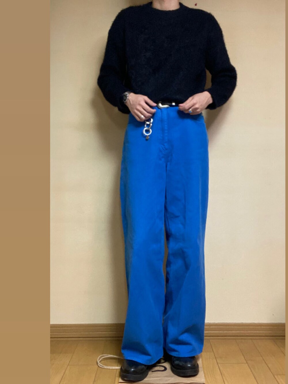 ブラック系のニット/セーター、ブルー系のデニムパンツ、ブラック系のブーツを着用したメンズの冬コーディネートの1枚目の写真