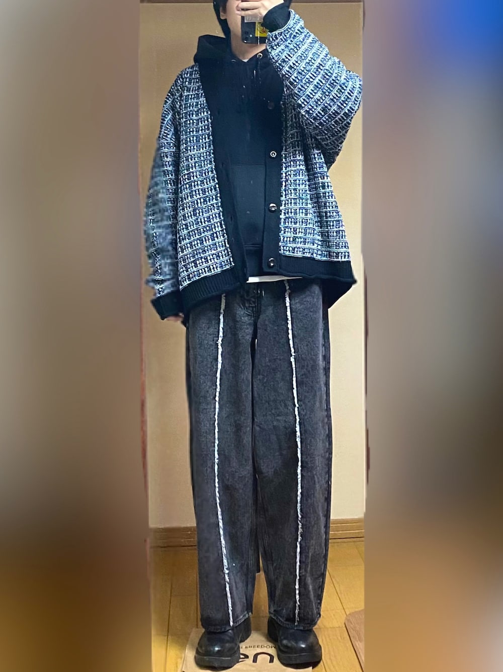 ブラック系のカーディガン/ボレロ、ブラック系のパーカー、ホワイト系のタンクトップを着用したメンズの冬コーディネートの1枚目の写真