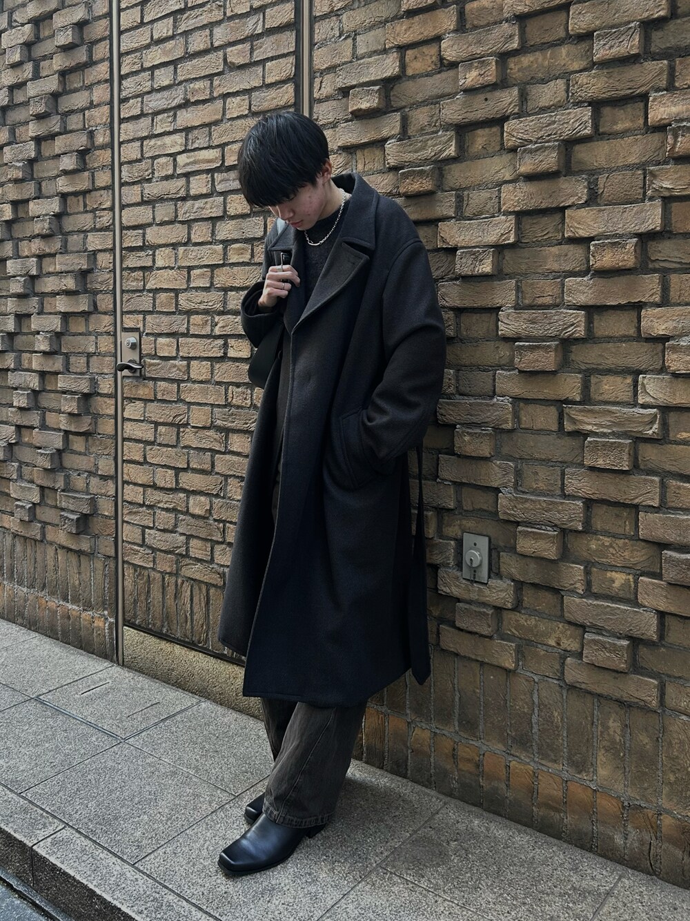 「WYM LIDNMのSMOOTH HERRINGBONE MAXI OVER COAT（チェスターコート、グレー系）」を使った、yutaさん（メンズ・181cm）の冬コーディネートの1枚目の写真