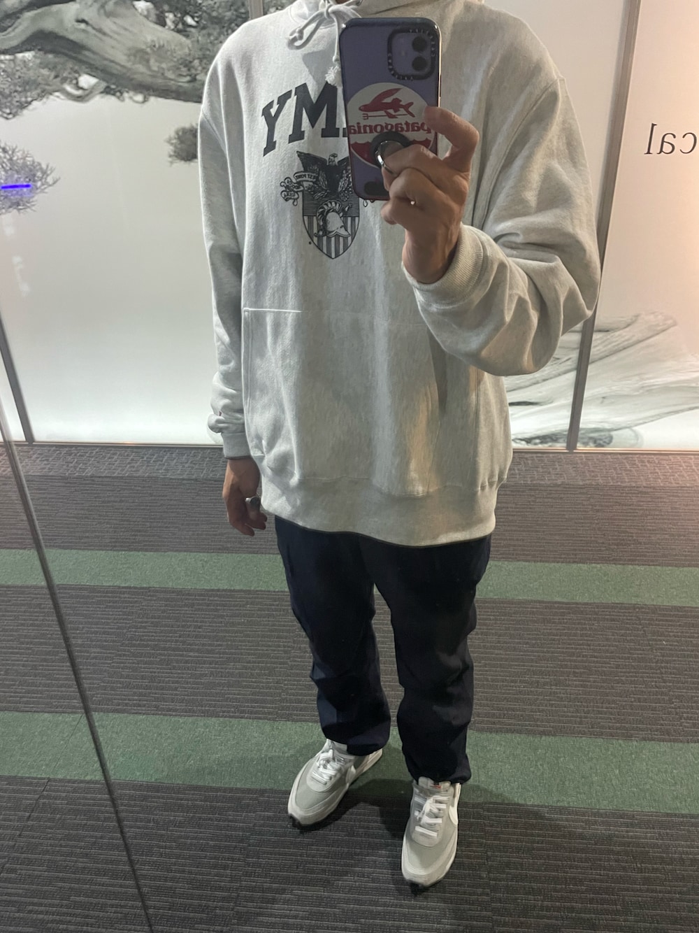 「ナイキサカイ、ナイキ、ナイキスニーカー、チャンピオン、チャンピオン パーカー、キャップ、スニーカー、スニーカーコーデ、スウェットパーカー、スウェットコーデ、スウェット、デニムパンツ、ミリタリー」｜「NIKEのアイテム（スニーカー、グレー系）」を使った、maximum441972さん（メンズ・176cm）の冬コーディネートの1枚目の写真