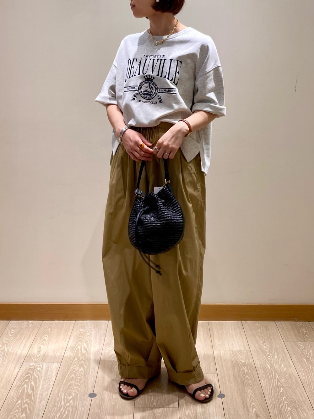 「サンダル、夏コーデ、お出かけコーデ、パンツコーデ、夏服コーデ、ラクチンコーデ、シンプルカジュアル、シンプル、サーカスパンツ、ベージュ、ベージュパンツ、体型カバー、パンツスタイル、ミリタリー、Tシャツ」｜「fredy emueのPPラフィア巾着2WAYショルダーバッグ（かごバッグ、ブラック系）」を使った、ishiさん（レディース・154cm）の夏コーディネートの1枚目の写真
