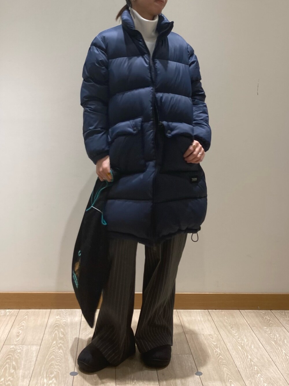 「冬アウター、休日スタイル、ロングコート、お出かけコーデ、コート、タートルネック、シンプルコーデ、冬ファッション、オトナカジュアル、低身長、ラクチンコーデ、SUBU、TAION、ダウン、ダウンコート」｜「TAIONの【別注】【TAION×fredy emue】ボリュームダウンコート（ダウンジャケット/コート、ブルー系）」を使った、ishiさん（レディース・154cm）の冬コーディネートの1枚目の写真