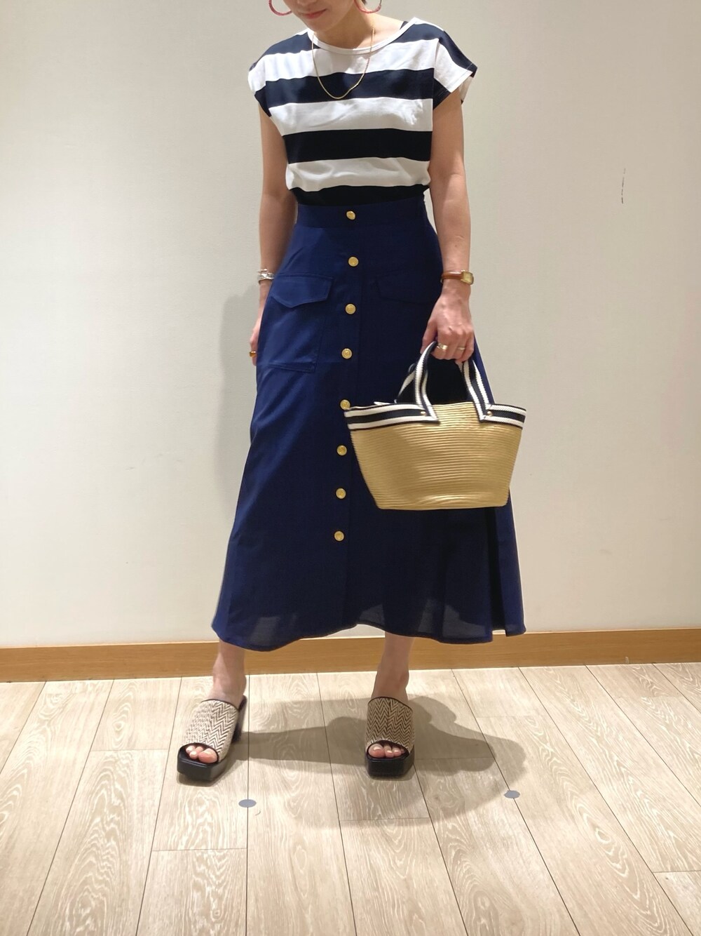 「ボーダー、シンプルコーデ、休日コーデ、夏コーデ、低身長、ショート丈トップス、大人女子、初夏コーデ、フレアスカート、スカート、かごバッグ、Tシャツ、サンダル、マリン、オフィスカジュアル」｜「fredy emueのテープハンドルPPブレードバッグ（トートバッグ、ベージュ系）」を使った、ishiさん（レディース・154cm）の春コーディネートの1枚目の写真