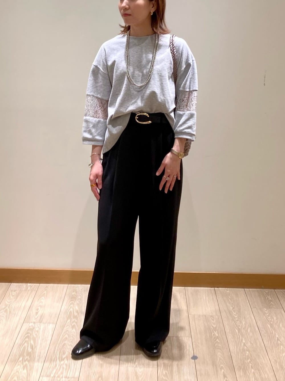 「大人カジュアル、お出かけコーデ、春夏コーデ、シンプルコーデ、オトナカジュアル、春、ブラック、レース、プルオーバー、カットソー、グレー、バッグ、パンツスタイル、着回しコーデ、低身長」｜「fredy emueのCバックルベルト（ベルト、ブラック系）」を使った、ishiさん（レディース・154cm）の春コーディネートの1枚目の写真