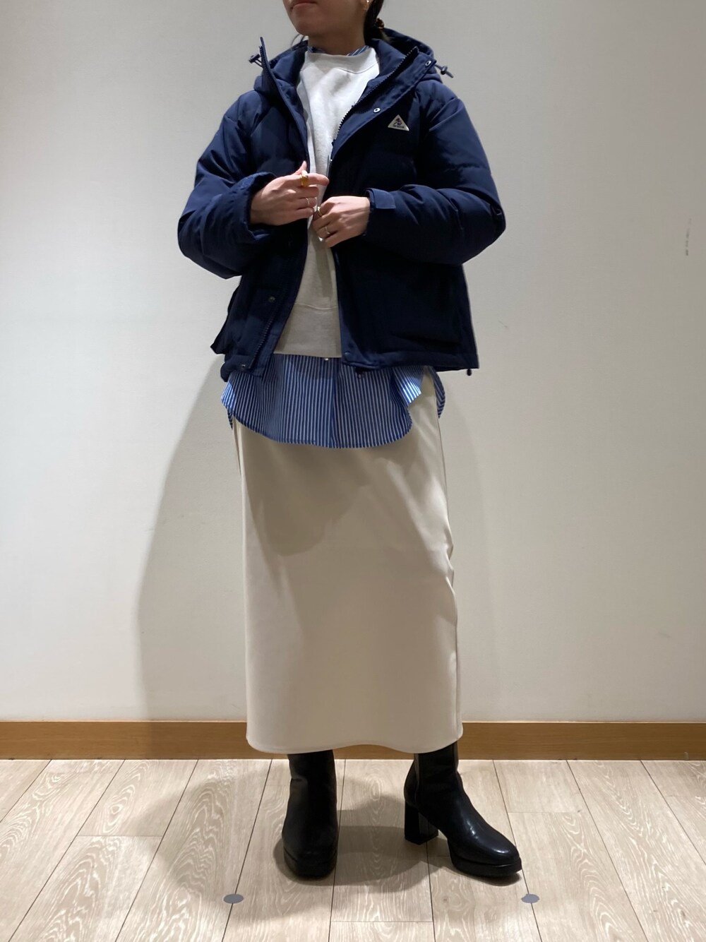 「休日スタイル、お出かけコーデ、コート、ホワイトコーデ、ロングコート、きれいめカジュアル、ダウンジャケット、ブーツ、レイヤードスタイル、冬コーデ、GEVACO、スカート、ダウン、ショート丈、低身長」｜「fredy emueのストームショートブーツ（ブーツ、ブラック系）」を使った、ishiさん（レディース・154cm）の冬コーディネートの1枚目の写真