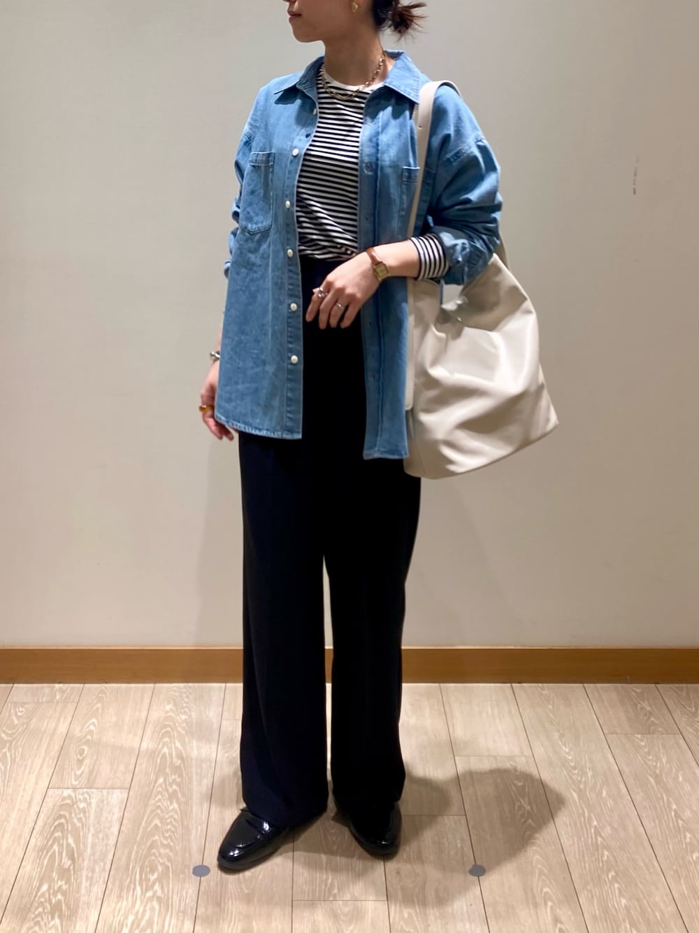 「春コーデ、休日スタイル、春服、お出かけコーデ、オトナ女子、カジュアルスタイル、ママファッション、スラックス、パンツスタイル、ボーダー、ボーダートップス、ロンT、デニム、デニムコーデ、デニムシャツ」｜「fredy emueの【maison vert /メゾンヴェール】アウトポケワンハンドルトートバッグ（ショルダーバッグ、ホワイト系）」を使った、ishiさん（レディース・154cm）の春コーディネートの1枚目の写真