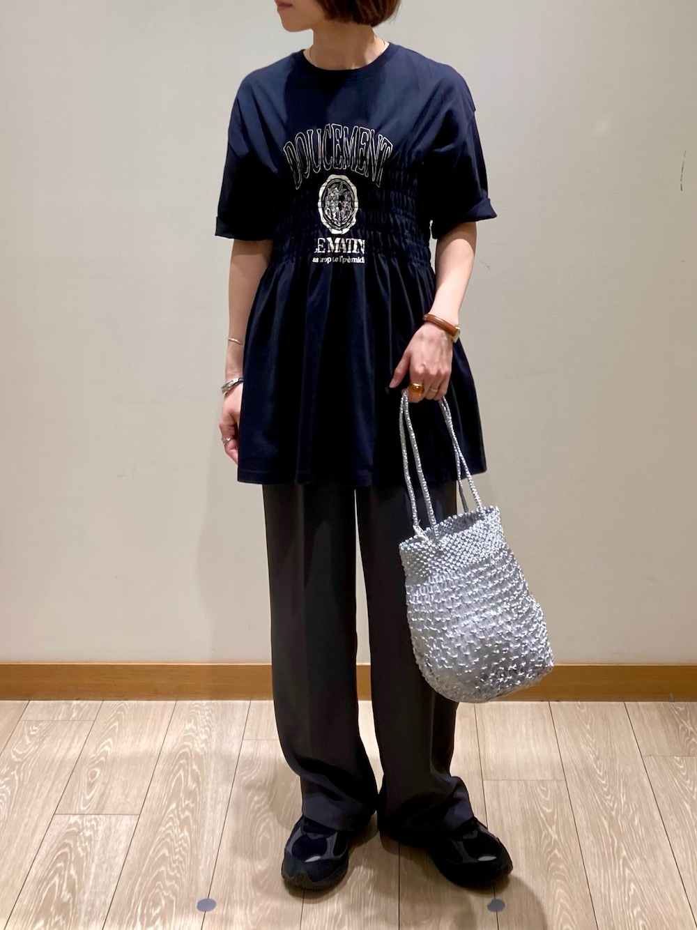 「ワイドパンツ、春夏コーデ、シンプルコーデ、休日スタイル、スニーカー、お出かけコーデ、低身長コーデ、シンプルスタイル、春服コーデ、カジュアルスタイル、スラックス、パンツスタイル、Tシャツ、ブラック、かごバッグ」｜「fredy emueのシャーリングロゴTシャツ（Tシャツ/カットソー、ブラック系）」を使った、ishiさん（レディース・154cm）の春コーディネートの1枚目の写真