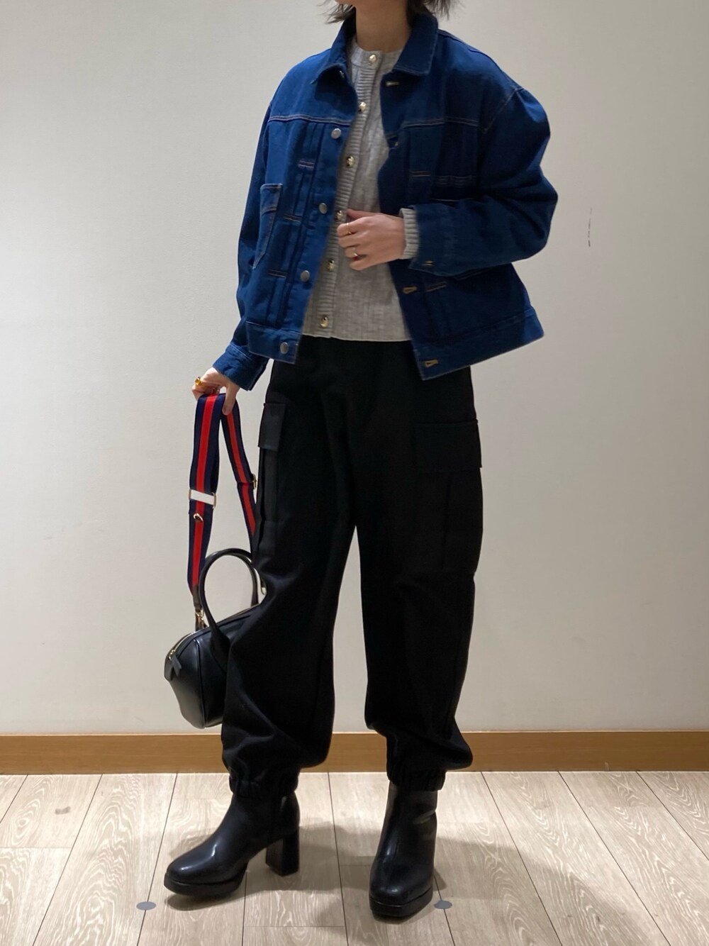 「ショルダーバッグ、ブーツ、ニット、休日スタイル、カーディガン、GEVACO、Gジャン、カーゴパンツ、パンツスタイル、ブラック、グレー、ケーブルニット、低身長」｜「fredy emueのウールライクイージーカーゴパンツ（カーゴパンツ、ブラック系）」を使った、ishiさん（レディース・154cm）の冬コーディネートの1枚目の写真