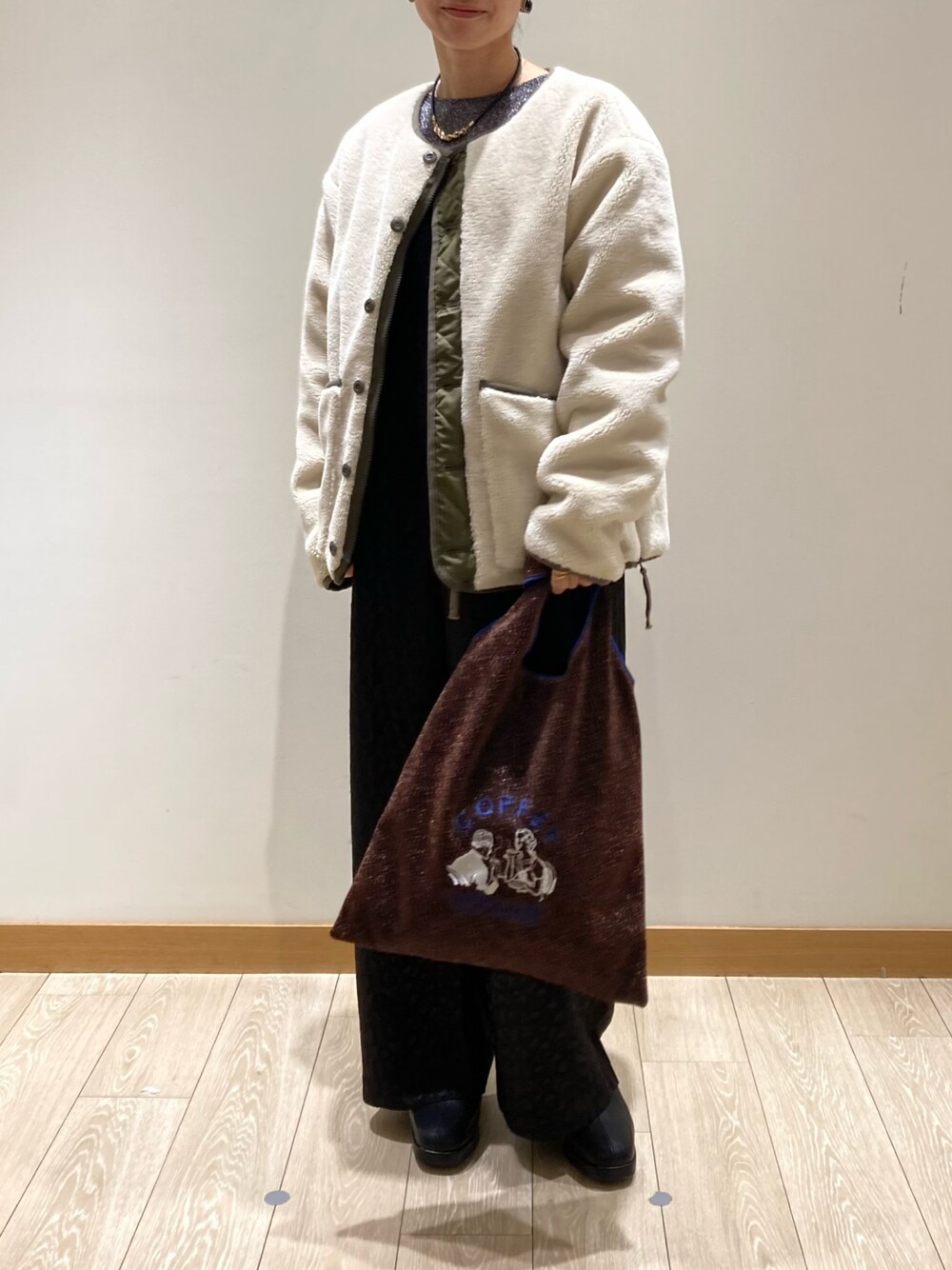 「トートバッグ、ブラウン、きれいめカジュアル、着回しコーデ、冬コーデ、キルティング、ブーツ、ダウンジャケット、冬アウター、休日スタイル、お出かけコーデ、サロペット、ブラック、低身長、TAION」｜「fredy emueのストームショートブーツ（ブーツ、ブラック系）」を使った、ishiさん（レディース・154cm）の秋コーディネートの1枚目の写真