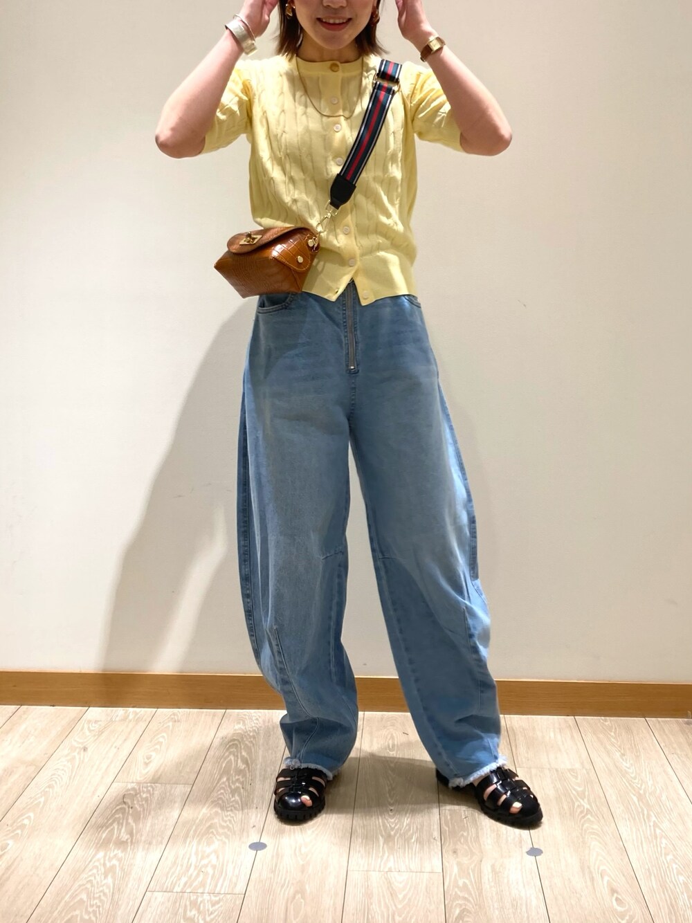 「休日スタイル、大人カジュアル、パンツコーデ、春カラー、着回しコーデ、半袖ニット、ケーブルニット、カーディガン、デニム、グルカサンダル」｜「fredy emueのカーブデニムパンツ（デニムパンツ、ブルー系）」を使った、ishiさん（レディース・154cm）の春コーディネートの1枚目の写真