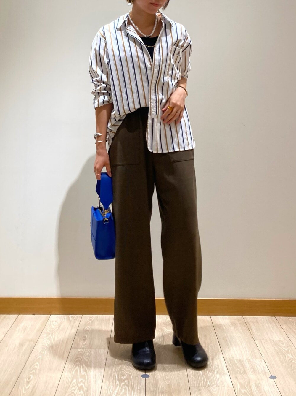 「秋服準備はじめました、ブラウン、きれいめカジュアル、お出かけコーデ、オトナ女子、休日スタイル、パンツコーデ、パンツスタイル、秋、シャツスタイル、GEVACO、ストライプ、ワイドパンツ」｜「fredy emueのウールライクシャーク セミワイドパンツ（その他パンツ、ブラウン系）」を使った、ishiさん（レディース・154cm）の夏コーディネートの1枚目の写真