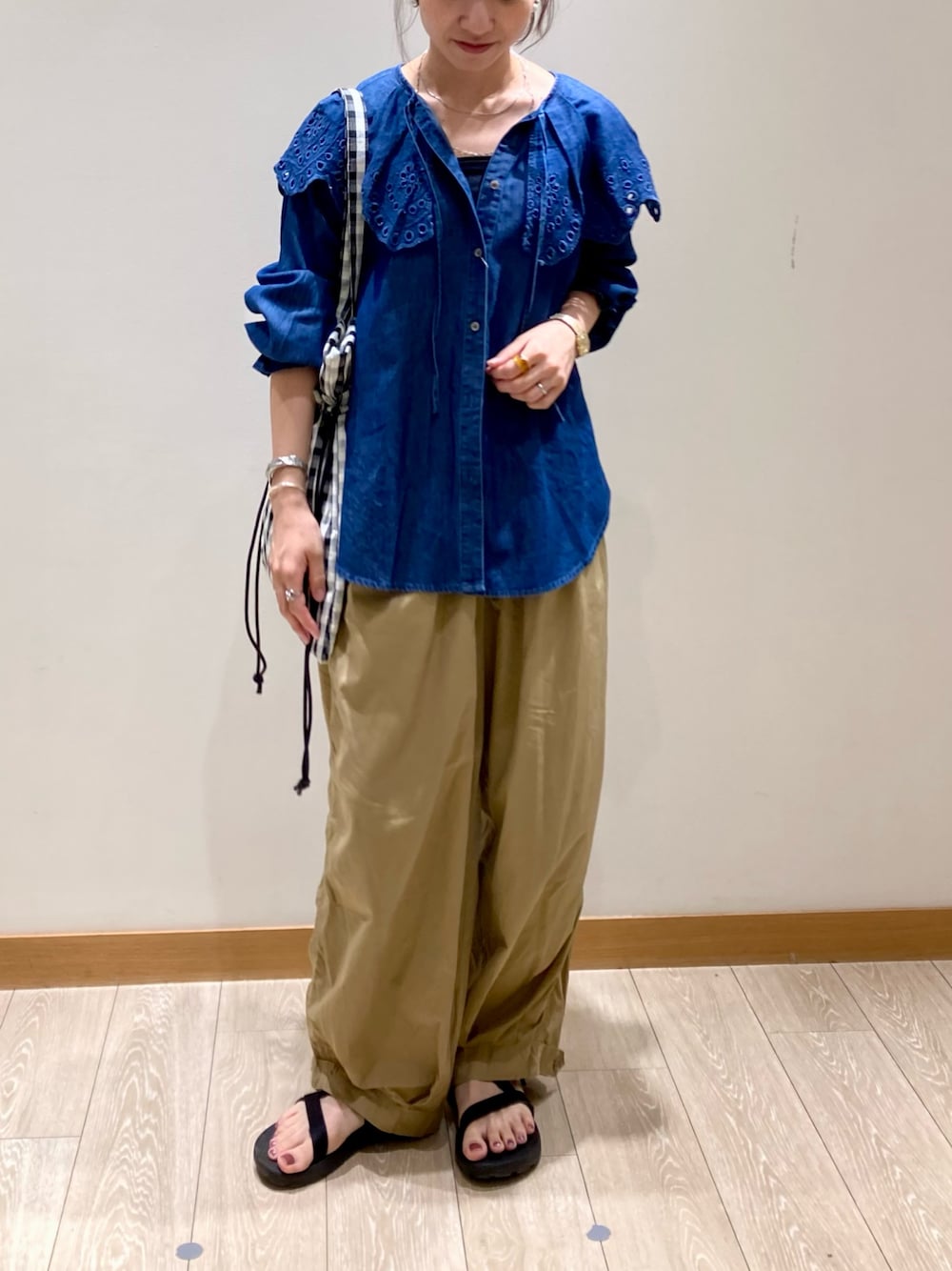 ブルー系のシャツ/ブラウス、ベージュ系のその他パンツ、ホワイト系のトートバッグを着用したレディースの夏コーディネートの1枚目の写真