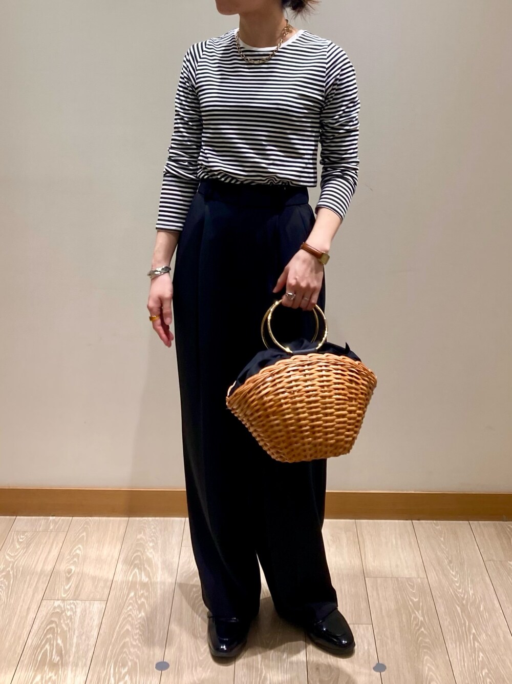 「大人カジュアル、春服コーデ、休日スタイル、ボーダー、お出かけコーデ、シアートップス、モノトーン、パンツコーデ、ワントーンコーデ、ロンT、スラックス、シンプル、低身長、着回しコーデ、定番」｜「fredy emueのハイツイストコットンコンパクトロンTシャツ（Tシャツ/カットソー、ホワイト系）」を使った、ishiさん（レディース・154cm）の春コーディネートの1枚目の写真