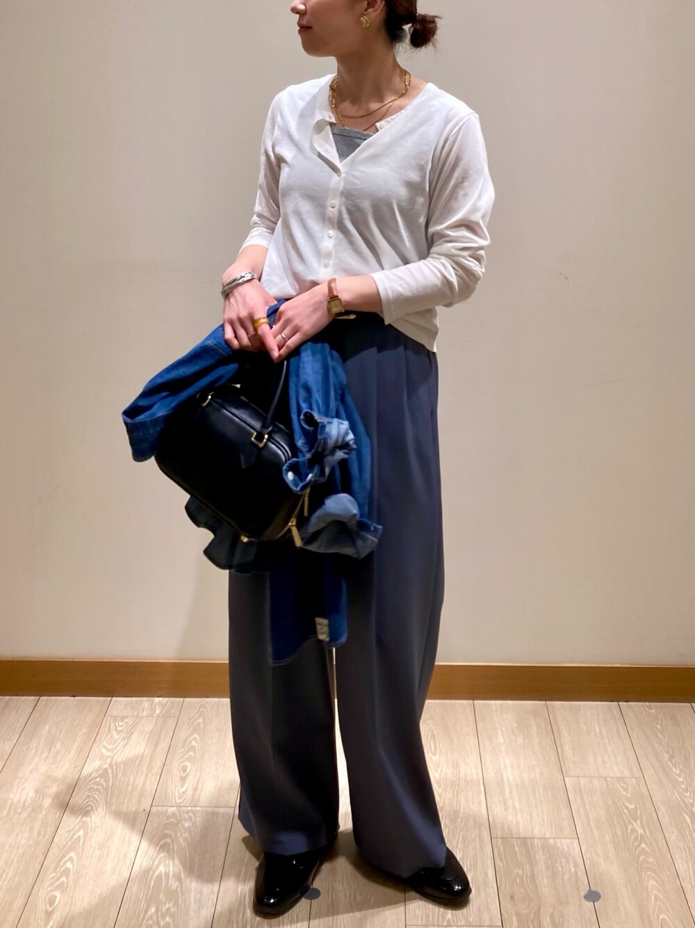 「デニムシャツ、休日スタイル、カーディガン、お出かけコーデ、シアートップス、ショルダーバッグ、大人カジュアル、ラクチンコーデ、パンツスタイル、着回しコーデ、オトナカジュアル、低身長女子、シンプル、デニム、ホワイト」｜「fredy emueのライトオンスデニムシャツ（シャツ/ブラウス、ブルー系）」を使った、ishiさん（レディース・154cm）の春コーディネートの1枚目の写真