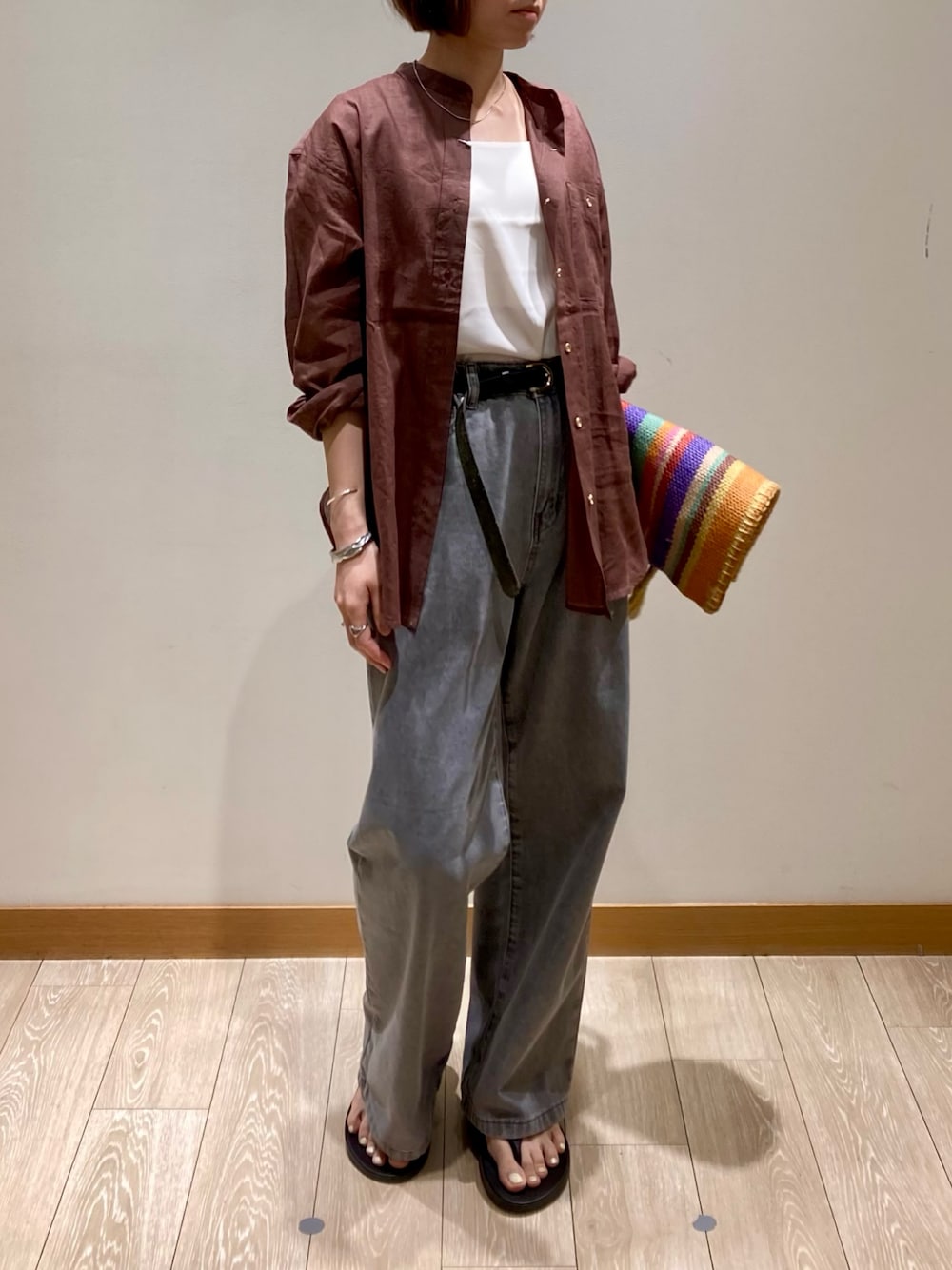 「サンダル、シャツスタイル、トートバッグ、きれいめカジュアル、夏コーデ、シンプルスタイル、ラクチンコーデ、ウーフォス、着回しコーデ、リネン、低身長、デニム、ブラック、ブラウン」｜「fredy emueのラミーバンドカラーシャツ（シャツ/ブラウス、ブラウン系）」を使った、ishiさん（レディース・154cm）の夏コーディネートの1枚目の写真