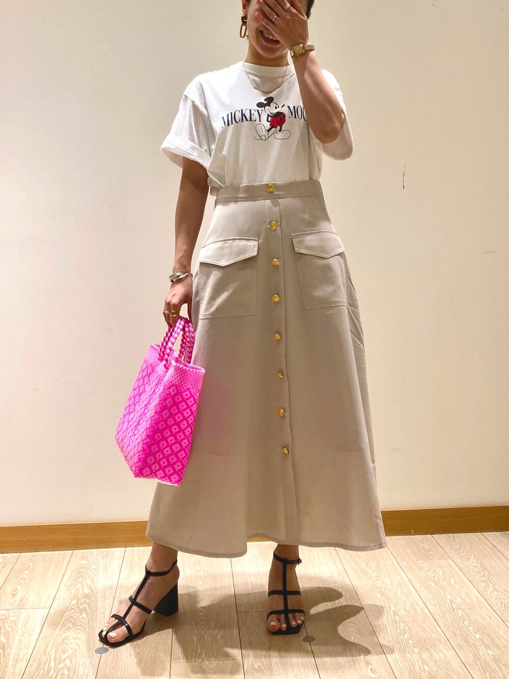 「初夏コーデ、シンプル、サンダルコーデ、Tシャツ、着回しコーデ、大人女子、スカート、休日コーデ、ロングスカート、ベージュ、ミッキーT、メルカドバッグ、ピンク、低身長、ラクチンコーデ」｜「fredy emueの【fredy emue】マリンボタンフレアロングスカート（スカート、ベージュ系）」を使った、ishiさん（レディース・154cm）の春コーディネートの1枚目の写真