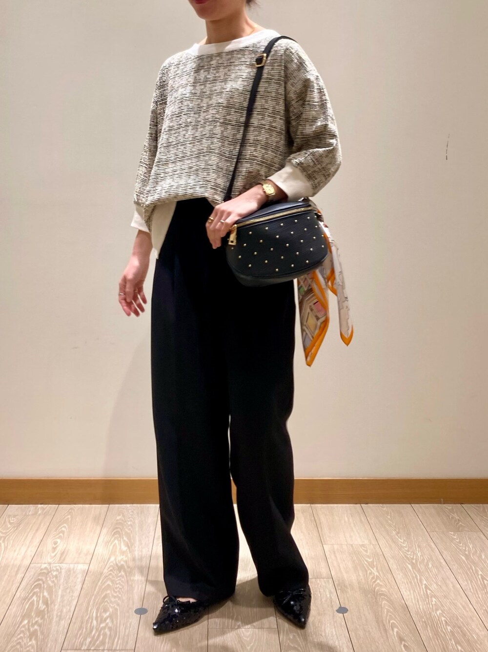 「春コーデ、春服みてみて、春、お出かけコーデ、シンプルコーデ、大人カジュアル、春色、パンツスタイル、ツイード、プルオーバー、２ＷＡＹ、着回しコーデ、スラックス、楽チンコーデ、ショート丈トップス」｜「fredy emueのホースプリントシルクスカーフ（バンダナ/スカーフ、オレンジ系）」を使った、ishiさん（レディース・154cm）の春コーディネートの1枚目の写真