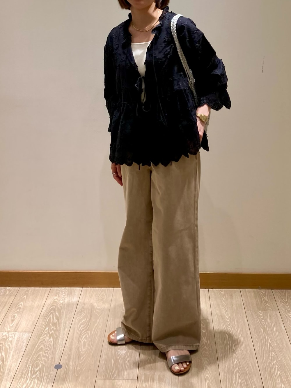 「ワイドパンツ、デニム、お出かけコーデ、低身長コーデ、レイヤードスタイル、シンプルスタイル、夏ファッション、カジュアルスタイル、パンツコーデ、春夏コーデ、ブラックコーデ、パンツスタイル、デニムパンツ、レース、ベージュ」｜「fredy emueのブリーチデニム５ポケイージーパンツ（デニムパンツ、ベージュ系）」を使った、ishiさん（レディース・154cm）の春コーディネートの1枚目の写真