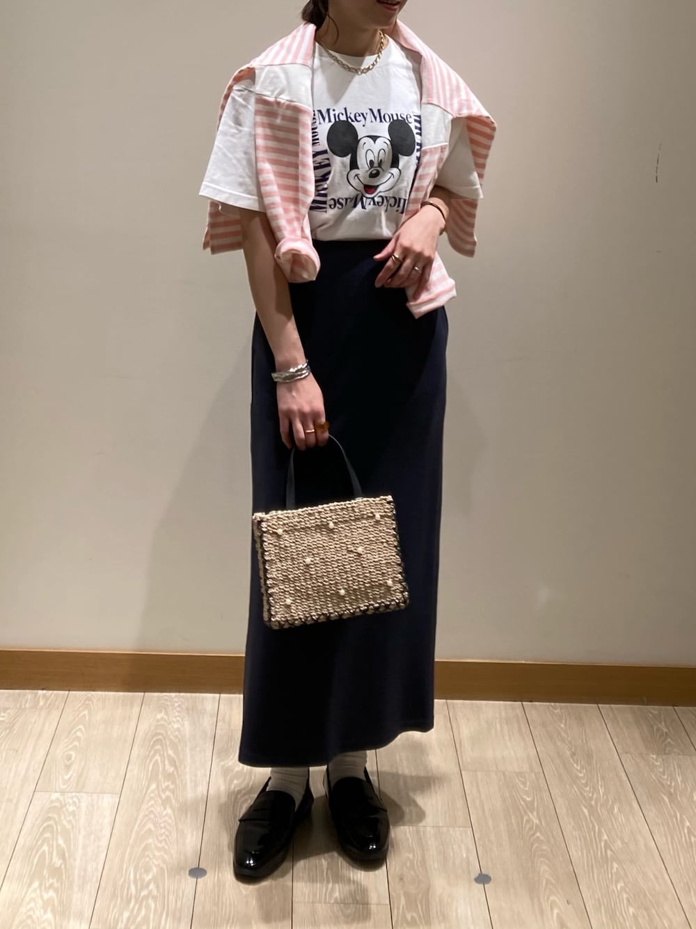 「春色、休日スタイル、ボーダー、お出かけコーデ、ボーダートップス、タイトスカート、ミッキー、スカート、Tシャツ、着回しコーデ、ピンク、かごバッグ、ディズニー、GOOD ROCK SPEED、オトナカジュアル」｜「fredy emueのブークレ―ナロースカート（スカート、ブルー系）」を使った、ishiさん（レディース・154cm）の春コーディネートの1枚目の写真