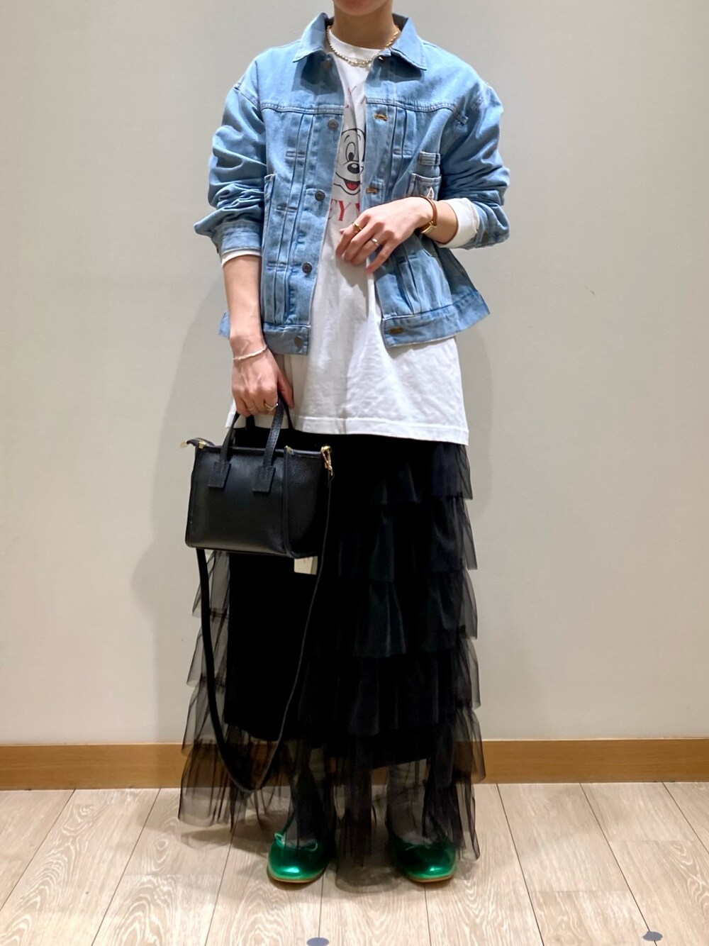 「春コーデ、春服みてみて、レイヤードスタイル、お出かけコーデ、ジャケットスタイル、デニム、春アウター、オトナカジュアル、春、デニムジャケット、ミッキー、GEVACO、チュールスカート、ユニセックス、スカート」｜「fredy emueのチュールティアードスカート（スカート、ブラック系）」を使った、ishiさん（レディース・154cm）の春コーディネートの1枚目の写真