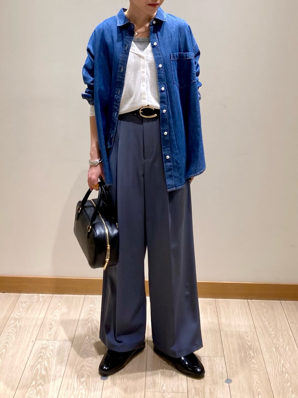 「ショルダーバッグ、大人カジュアル、休日スタイル、デニムシャツ、カーディガン、お出かけコーデ、シアートップス、春夏コーデ、シンプルコーデ、春服コーデ、パンツスタイル、デニム、着回しコーデ、低身長、レザー」｜「fredy emueのライトオンスデニムシャツ（シャツ/ブラウス、ブルー系）」を使った、ishiさん（レディース・154cm）の春コーディネートの1枚目の写真