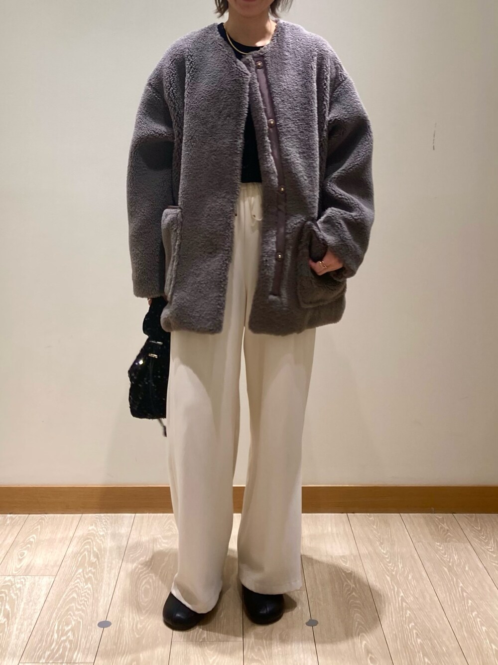 「冬アウター、おでかけコーデ、パンツスタイル、あったかコーデ、アウターコーデ、ホワイト、ボア、ノーカラーコート、ビスチェ、着回しコーデ、低身長、ゆるコーデ、オトナカジュアル」｜「fredy emueのボアミドル丈コート（ノーカラーコート、ブラウン系）」を使った、ishiさん（レディース・154cm）の冬コーディネートの1枚目の写真