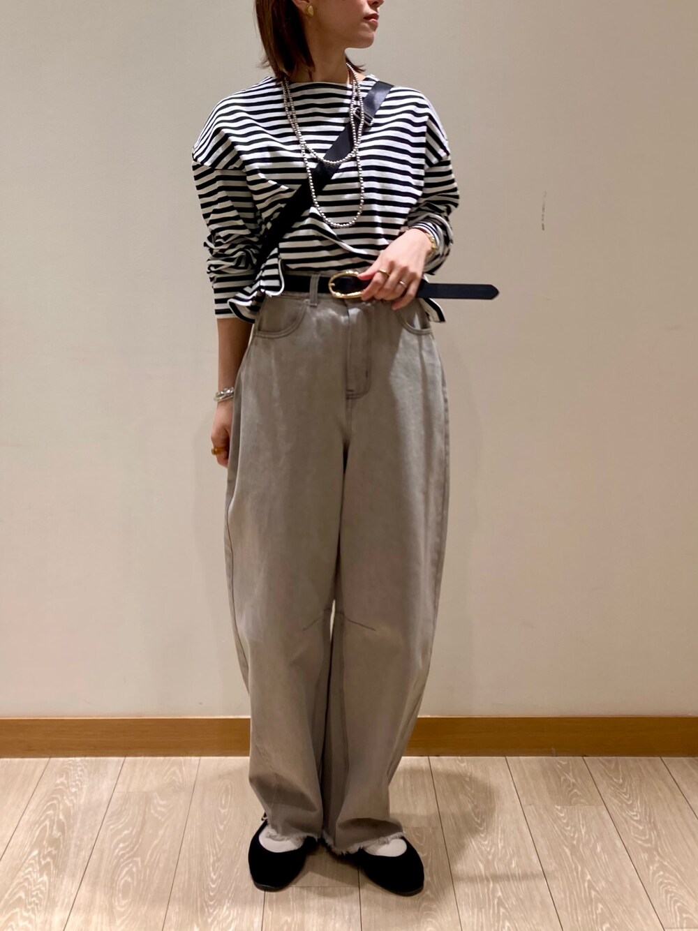 「ボーダー、休日スタイル、春服、デニム、150cm台コーデ、大人かわいい、パンツスタイル、カーブパンツ、ハート、カットソー、ショルダーバッグ、低身長、着回しコーデ、ブラック、ロングネックレス」｜「fredy emueのボーダーハートパッチプルオーバー（Tシャツ/カットソー、ブラック系）」を使った、ishiさん（レディース・154cm）の春コーディネートの1枚目の写真