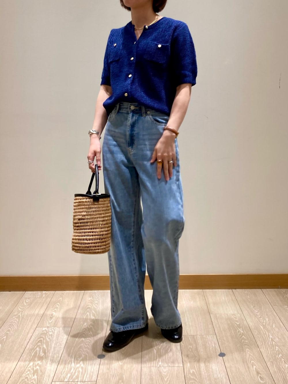 「ワイドパンツ、シンプルコーデ、きれいめカジュアル、休日スタイル、デニム、お出かけコーデ、低身長コーデ、デートコーデ、オトナカジュアル、大人ファッション、楽チンコーデ、春服、パンツスタイル、カーディガン、サマーニット」｜「fredy emueのドロストセミワイドデニムパンツ（デニムパンツ、ブルー系）」を使った、ishiさん（レディース・154cm）の春コーディネートの1枚目の写真