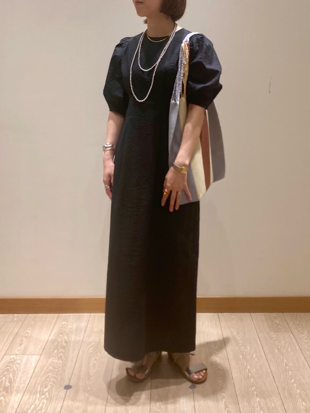 「低身長コーデ、ワンピース、ロングスカート、きれいめカジュアル、夏コーデ、着回しコーデ、夏、ラクチンコーデ、ブラック、半袖ワンピース、ハンモックバッグ、シンプルコーデ、体型カバー」｜「fredy emueのコットンリップルウエストシェイプワンピース（ワンピース、ブラック系）」を使った、ishiさん（レディース・154cm）の夏コーディネートの1枚目の写真