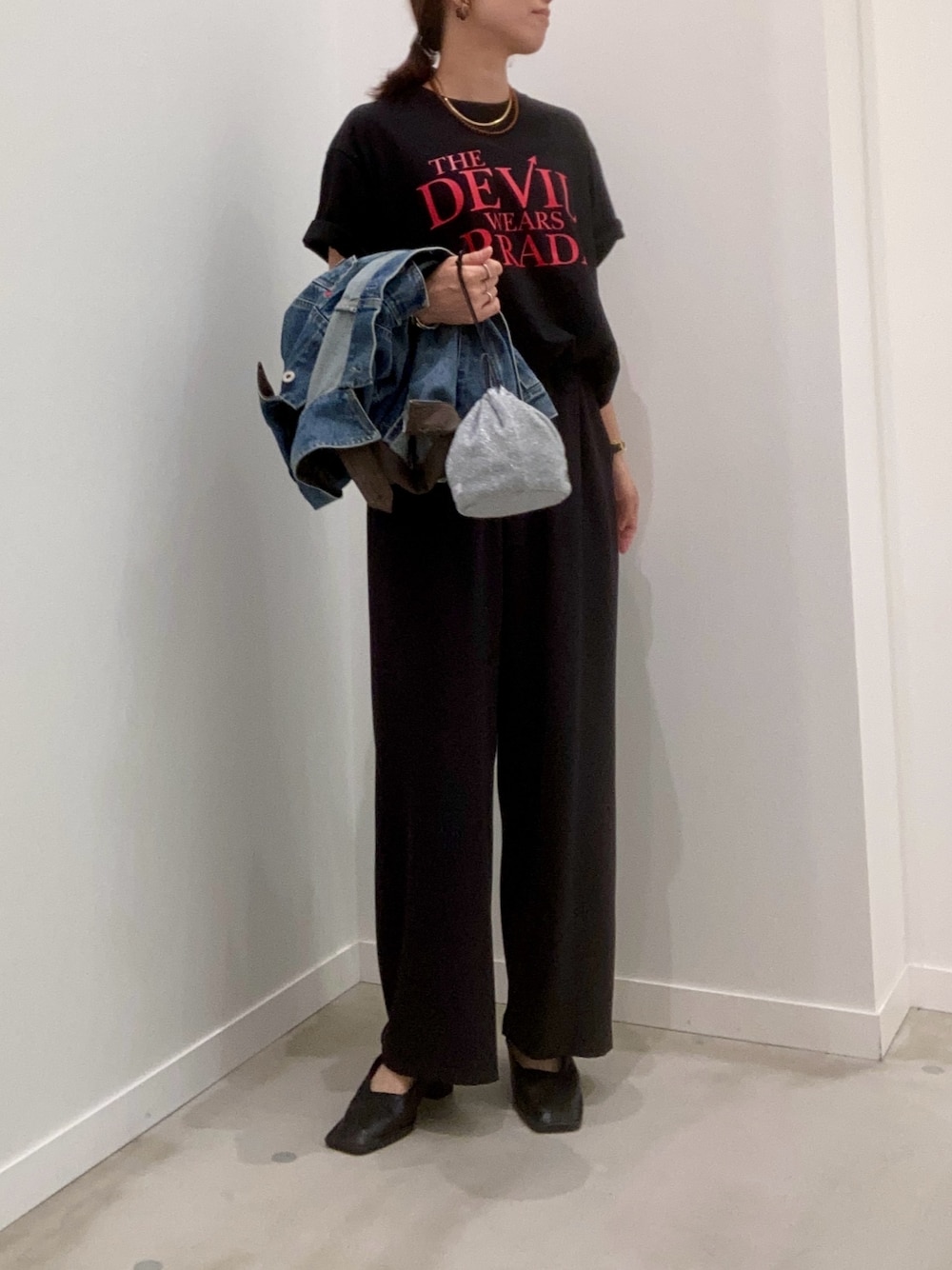 ブラック系のTシャツ/カットソー、ブルー系のデニムジャケット、ブラック系のその他パンツを着用したレディースの夏コーディネートの1枚目の写真