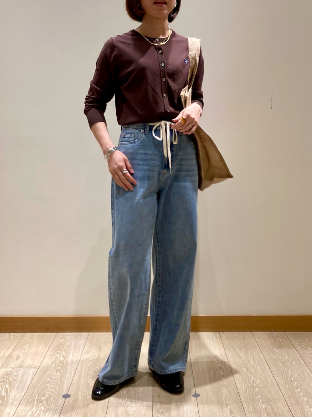 「ワイドパンツ、シンプルコーデ、きれいめカジュアル、休日スタイル、デニム、シアートップス、お出かけコーデ、低身長コーデ、デートコーデ、オトナカジュアル、カーディガン、ブラウン、パンツスタイル、夏コーデ、着回しコーデ」｜「fredy emueのドロストセミワイドデニムパンツ（デニムパンツ、ブルー系）」を使った、ishiさん（レディース・154cm）の春コーディネートの1枚目の写真