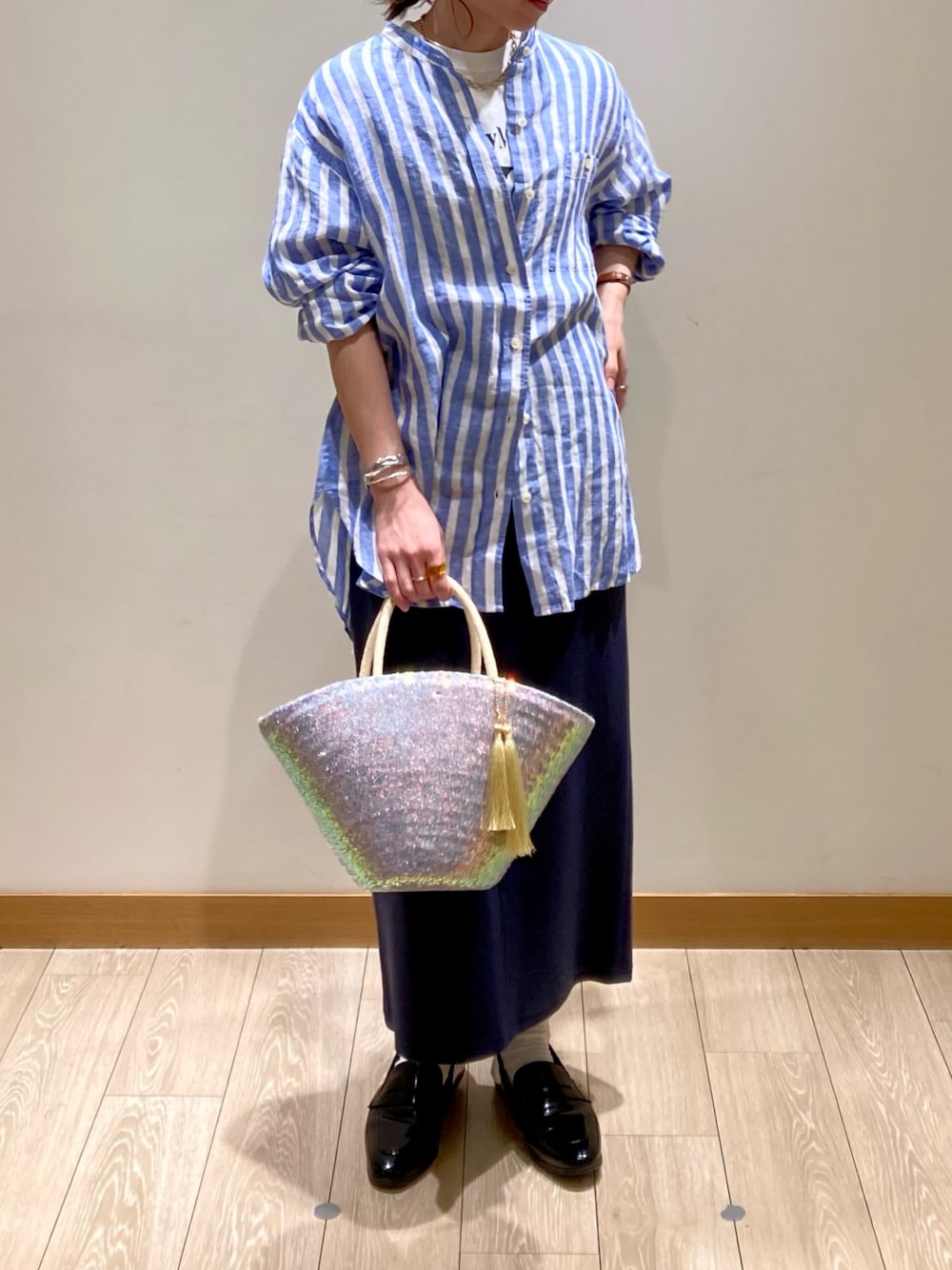 「淡色コーデ、春色、休日スタイル、大人カジュアル、シンプルスタイル、リネン、リネンシャツ、ストライプ、スカート、着回しコーデ、低身長、かごバッグ、ミッキー、Tシャツ、レイヤードスタイル」｜「fredy emueのスパンコールカゴバッグ（かごバッグ、ホワイト系）」を使った、ishiさん（レディース・154cm）の春コーディネートの1枚目の写真