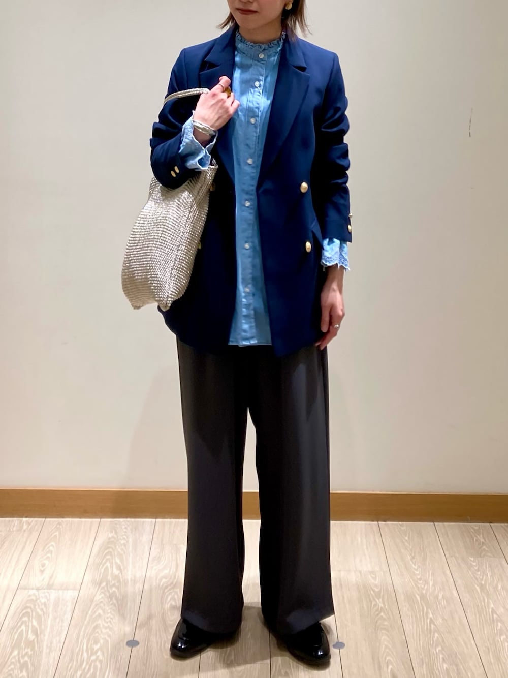 「春コーデ、大人カジュアルコーデ、パンツコーデ、春、30代コーデ、デニム、ブラウス、パンツスタイル、着回しコーデ、レース、ジャケット、ネイビー、ネイビー×グレー、ネイビージャケット、低身長」｜「fredy emueのデニム/無地袖レースバンドカラーブラウス（シャツ/ブラウス、ブルー系）」を使った、ishiさん（レディース・154cm）の春コーディネートの1枚目の写真