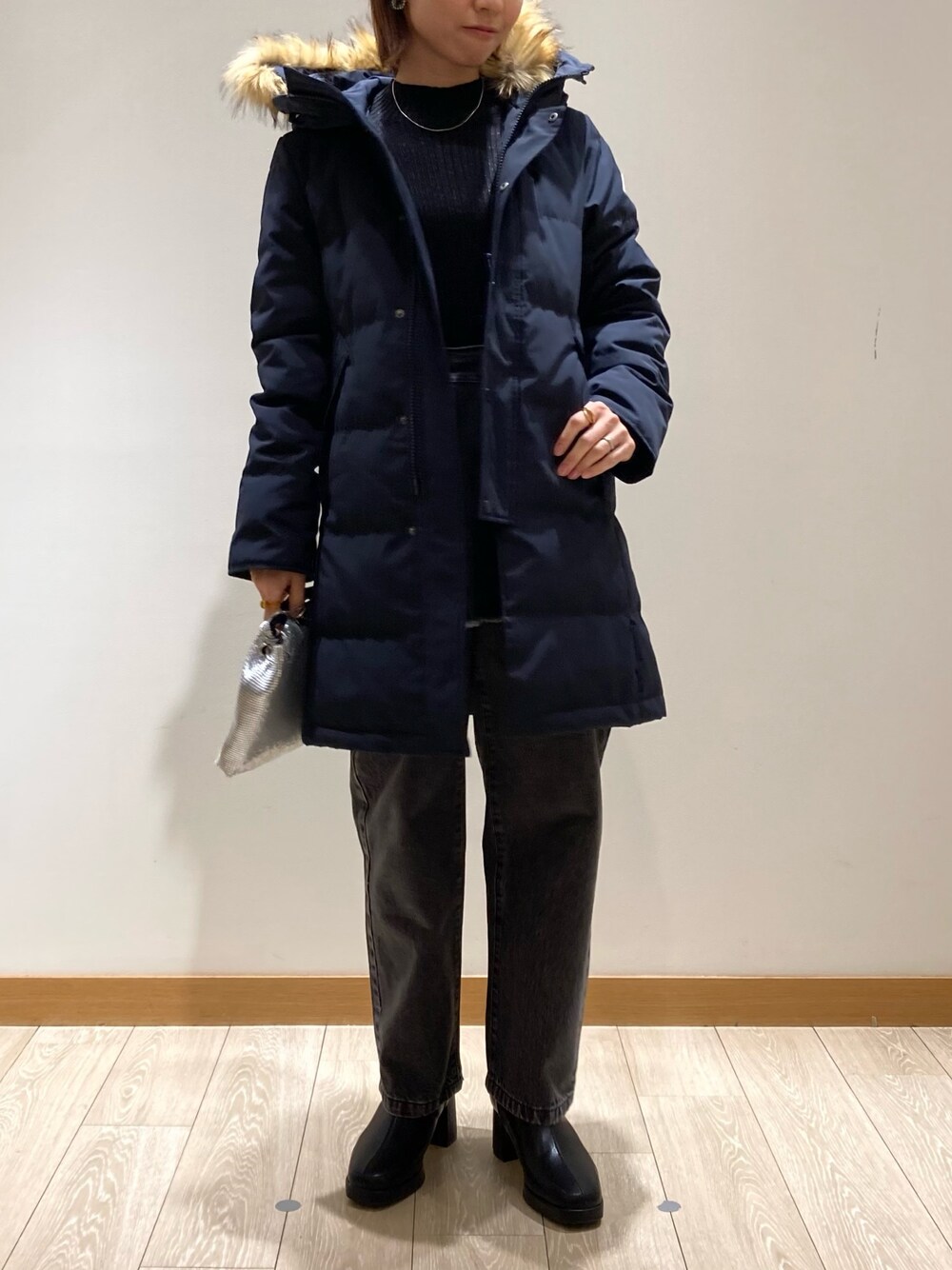 「きれいめカジュアル、冬コーデ、ニット、ブーツ、ダウンジャケット、冬アウター、休日スタイル、ロングコート、冬、ニットコーデ、シンプルコーデ、GEVACO、ダウン、デニム、パンツスタイル」｜「fredy emueのストームショートブーツ（ブーツ、ブラック系）」を使った、ishiさん（レディース・154cm）の冬コーディネートの1枚目の写真