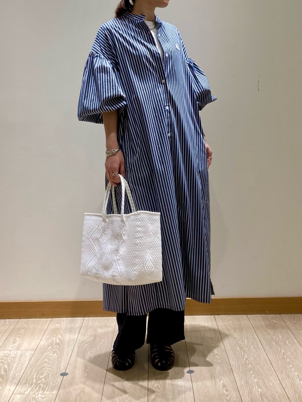 「お出かけコーデ、レイヤードスタイル、春夏コーデ、ワンピース、休日スタイル、シンプルコーデ、低身長コーデ、パンツスタイル、麻、リネン、着回しコーデ、メルカドバッグ、GEVACO、シャツワンピ、ロングワンピース」｜「GEVACOの【GEVACO/ゲバコ】タイプライターバンドカラーシャツワンピース（シャツワンピース、ブルー系）」を使った、ishiさん（レディース・154cm）の春コーディネートの1枚目の写真