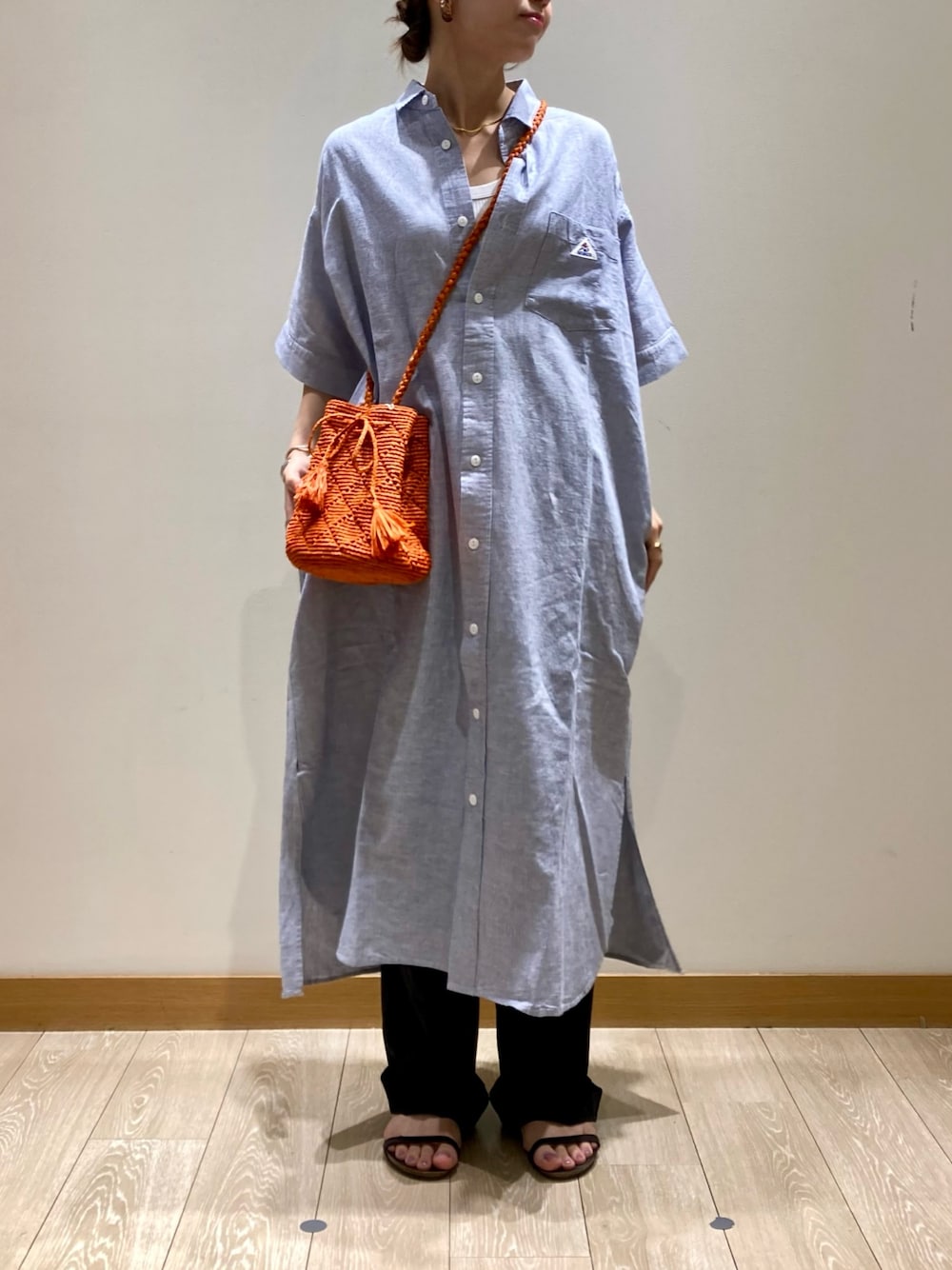 「夏コーデ、ワンピース、レイヤードスタイル、オトナカジュアル、シャツワンピ、着回しコーデ、低身長、GEVACO、シンプルコーデ、オーバーサイズ、パンツスタイル、公園、ママコーデ、カジュアル、ラクチンコーデ」｜「GEVACOの【GEVACO/ゲバコ】綿麻SSシャツワンピース（シャツワンピース、ブルー系）」を使った、ishiさん（レディース・154cm）の夏コーディネートの1枚目の写真