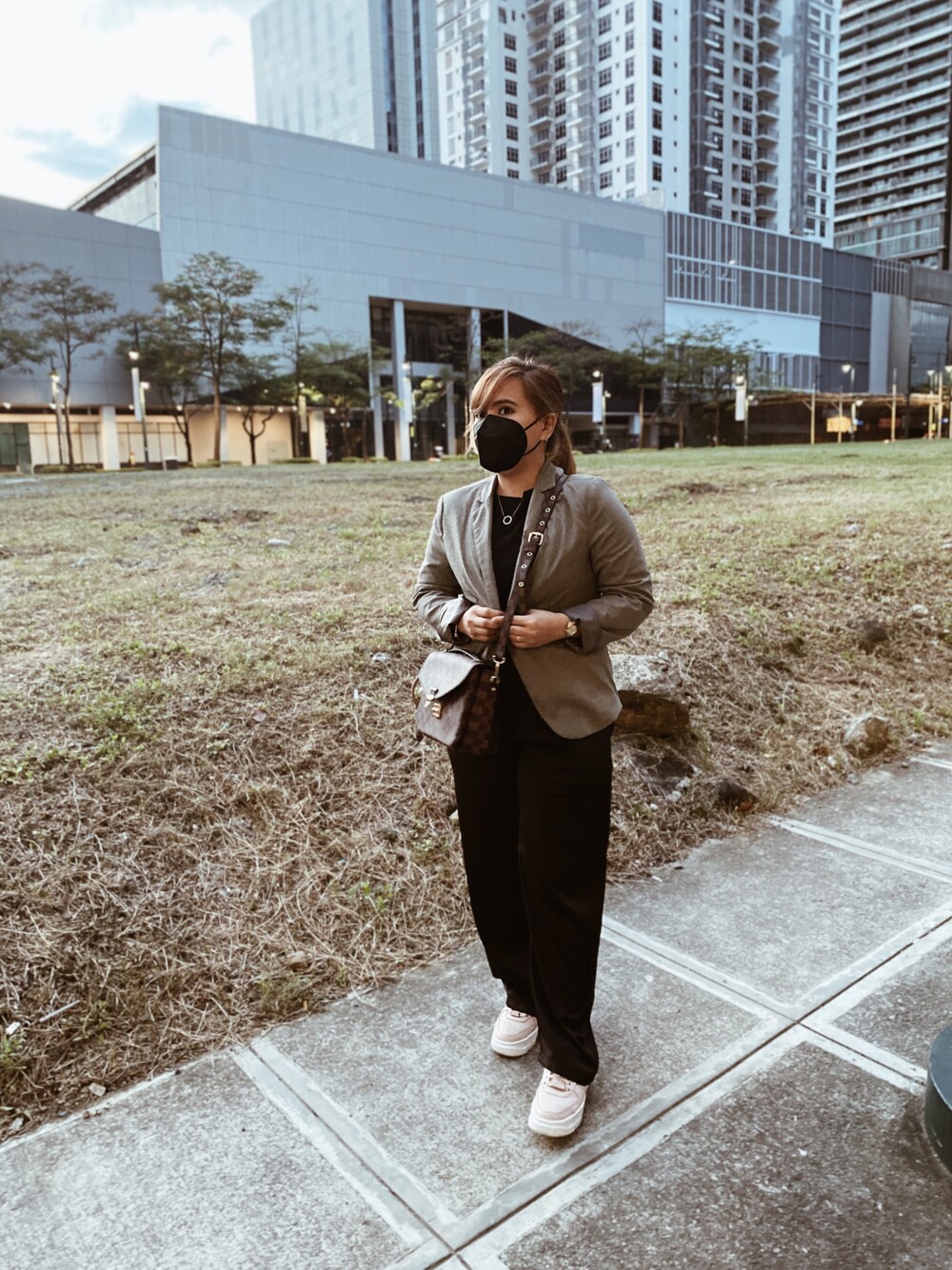 「birthday、ootd、STYLE、WORKWEAR、work、work style、NIKE、UNIQLO、Suzy Shier、coat、silk、chic、pandora、CASIO、LouisVuitton」｜「SUZY SHIERのアイテム（その他アウター、ブラック系）」を使った、Eunice Anne Peñalaさん（レディース・152cm）の冬コーディネートの1枚目の写真
