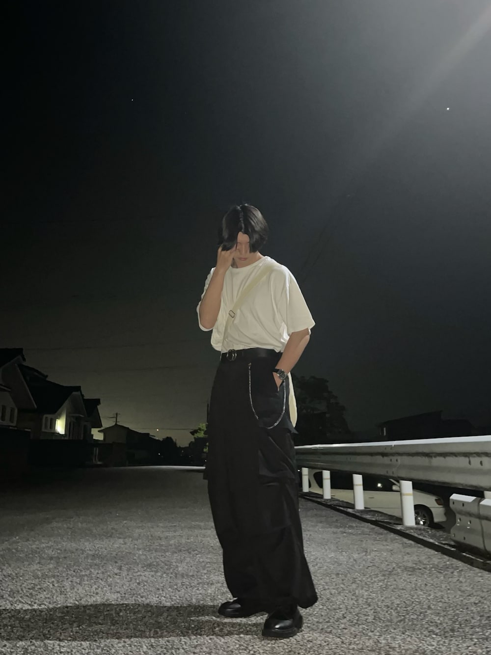 ブラック系のカーゴパンツを着用したメンズの夏コーディネートの1枚目の写真