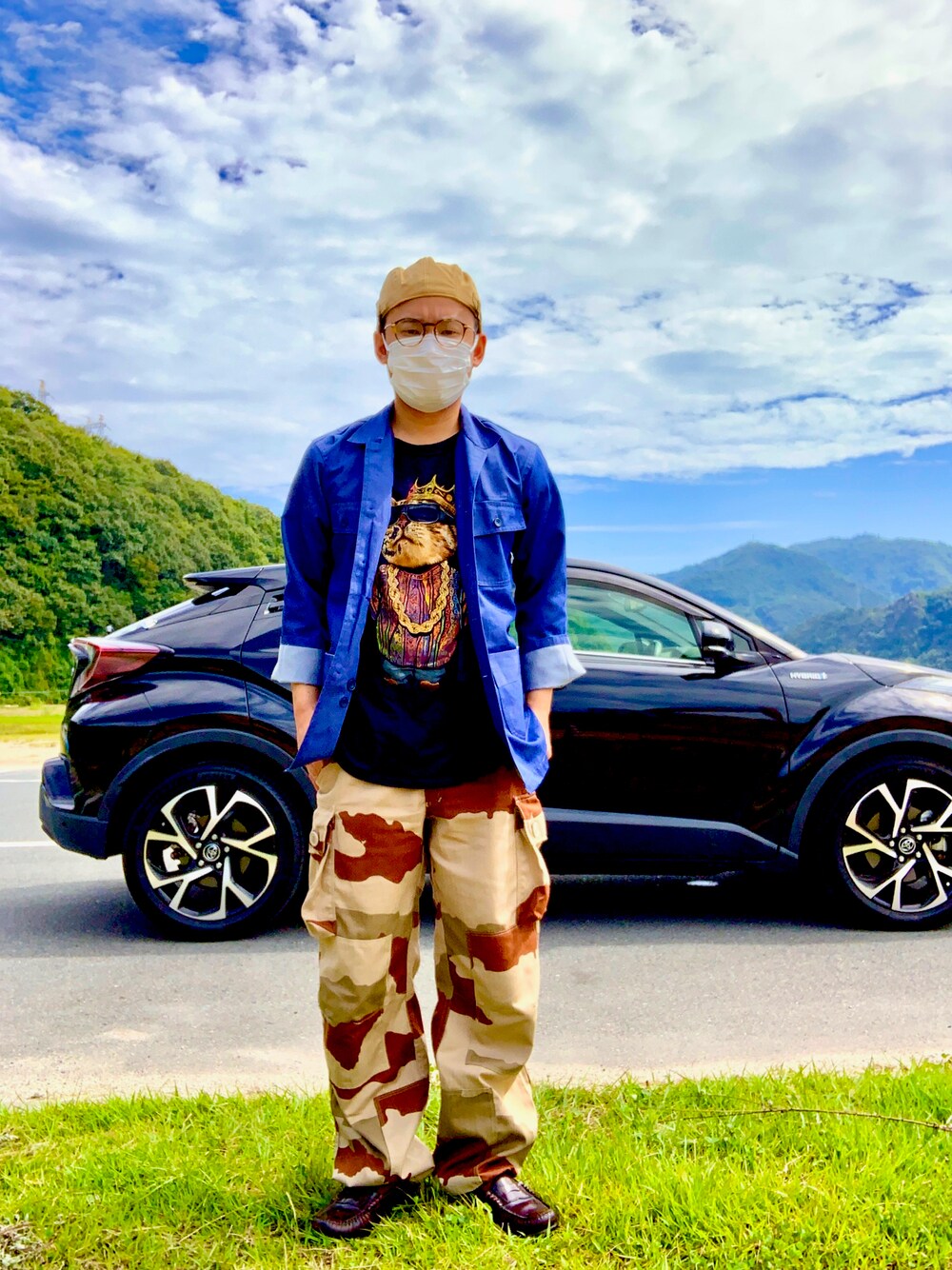 ブルー系のカバーオール、ブラック系のTシャツ/カットソー、その他のパンツを着用したメンズの秋コーディネートの1枚目の写真