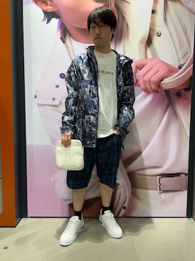 「ARMANI EXCHANGE（アルマーニエクスチェンジ）の【A|X アルマーニ エクスチェンジ】AXロゴ フラットショルダーバッグ（ショルダーバッグ、ホワイト系）」を使った、いおりんさん（メンズ・166cm）の春コーディネート