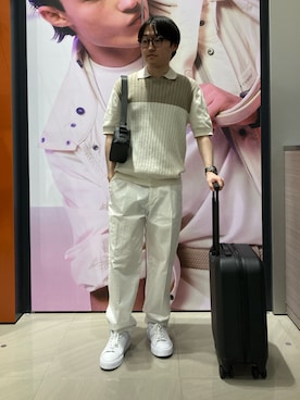 「ARMANI EXCHANGE（アルマーニエクスチェンジ）の【A|X アルマーニ エクスチェンジ】コンフォートレッグ コットン パンツ（チノパンツ、ホワイト系）」を使った、いおりんさん（メンズ・166cm）の春コーディネート