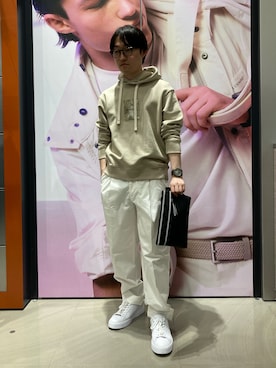 「ARMANI EXCHANGE（アルマーニエクスチェンジ）の【A|X アルマーニ エクスチェンジ】コンフォートレッグ コットン パンツ（チノパンツ、ホワイト系）」を使った、いおりんさん（メンズ・166cm）の春コーディネート