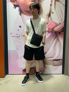 「ARMANI EXCHANGE（アルマーニエクスチェンジ）の【A|X アルマーニ エクスチェンジ】エンボスロゴ フラットショルダーバッグ（ショルダーバッグ、ブラック系）」を使った、いおりんさん（メンズ・166cm）の春コーディネート